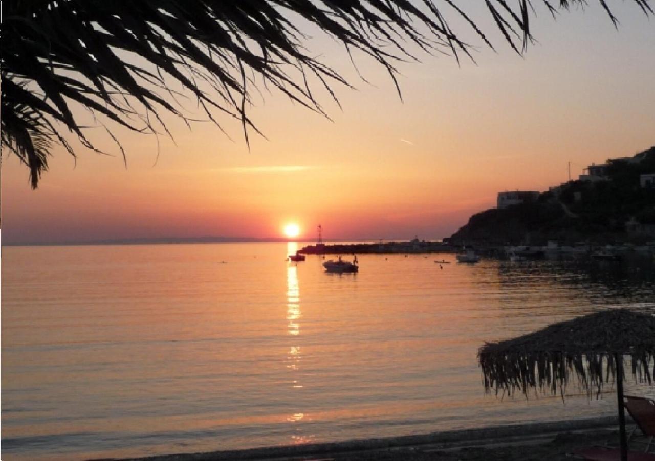 Aphrodite Hotel Syros Kini エクステリア 写真